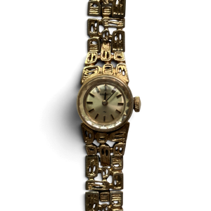 Close-up of the Seiko 11-0549 champagne dial with stick indexes and gold-tone crown