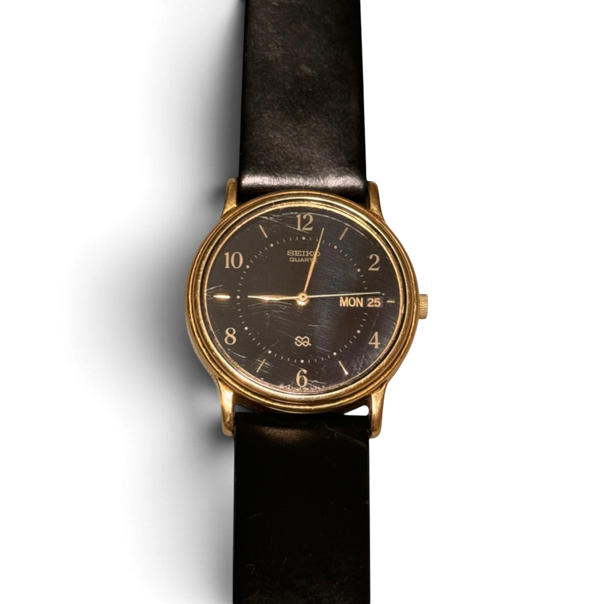 El cristal del Seiko SQ 5H23-6280, fotografiado de frente para mostrar sus ligeras rayas superficiales