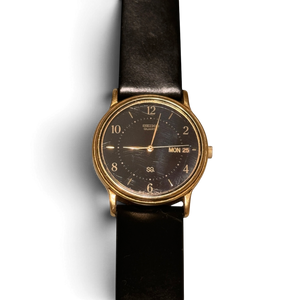 El cristal del Seiko SQ 5H23-6280, fotografiado de frente para mostrar sus ligeras rayas superficiales