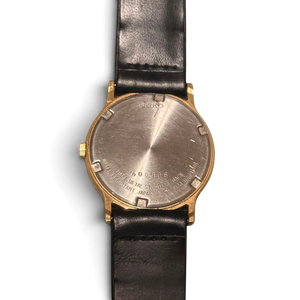 La tapa trasera del Seiko SQ 5H23-6280, con la marca Water Resistant Japan A y el número de serie 600806